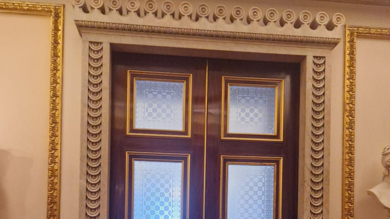 Parte dei portali in legno di Buckingham Palace che verranno rifatti in marmo