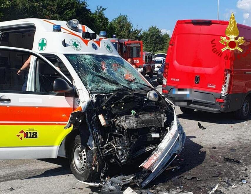 L’ambulanza fa un frontale «Nessuno si è fatto male»
