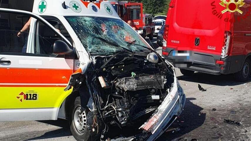 L’ambulanza fa un frontale «Nessuno si è fatto male»