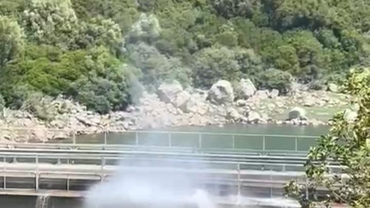 Il punto in cui è esplosa la condotta idrica sul Cedrino