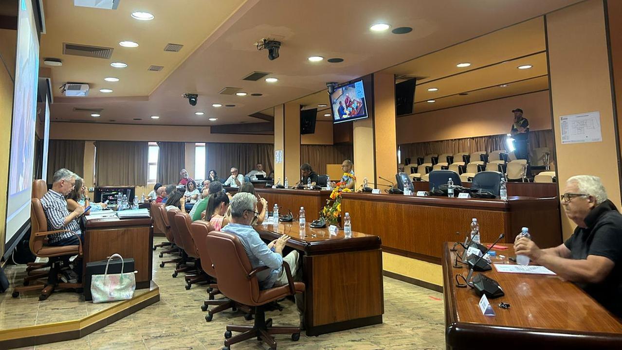 Il consiglio comunale coi banchi di Forza Italia vuoti