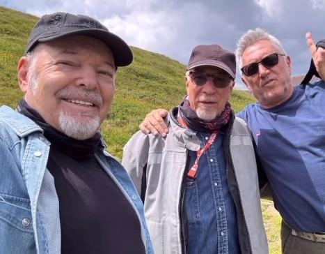 Vasco Rossi e le vacanze in Toscana: il pranzo a sacco, gli amici e il trekking in Val di Luce