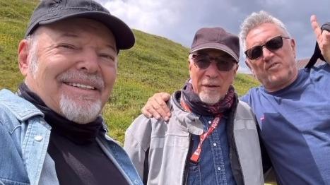 Vasco Rossi e le vacanze in Toscana: il pranzo a sacco, gli amici e il trekking in Val di Luce