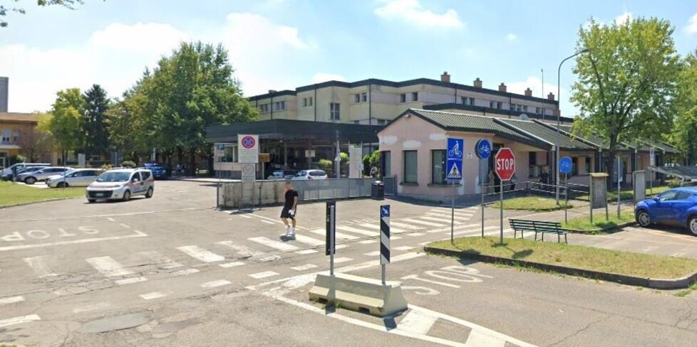 Carpi, si finge volontario della Croce Rossa. Anziana truffata davanti all’ospedale