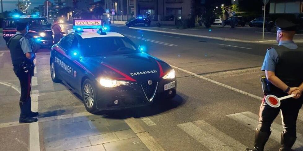 Lido di Camaiore, picchiato e derubato fuori dal locale da una banda di ragazzini