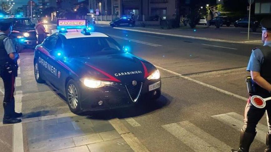 Lido di Camaiore, picchiato e derubato fuori dal locale da una banda di ragazzini