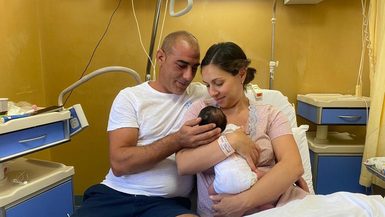 Corsa verso l’ospedale per partorire ma la piccola Sabina ha fretta e nasce in auto