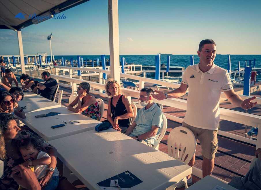 Nicola Ganni sulla bella terrazza del locale dei Lido