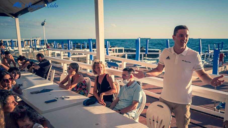 Nicola Ganni sulla bella terrazza del locale dei Lido