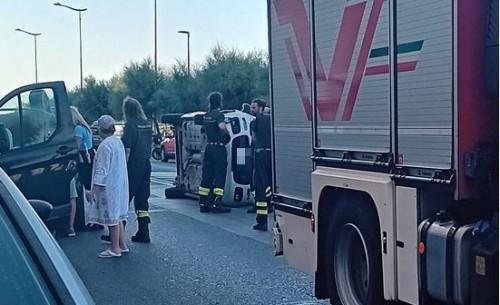 Livorno, si ribalta con l’auto sul viale Italia