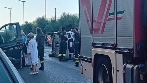 Livorno, si ribalta con l’auto sul viale Italia