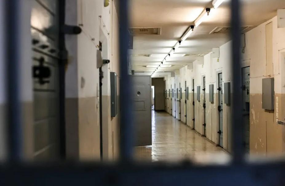 Giovane detenuto si toglie la vita nel carcere di Prato: è il terzo in sette mesi