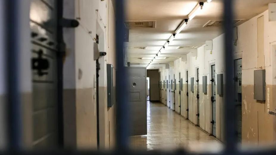 Giovane detenuto si toglie la vita nel carcere di Prato: è il terzo in sette mesi