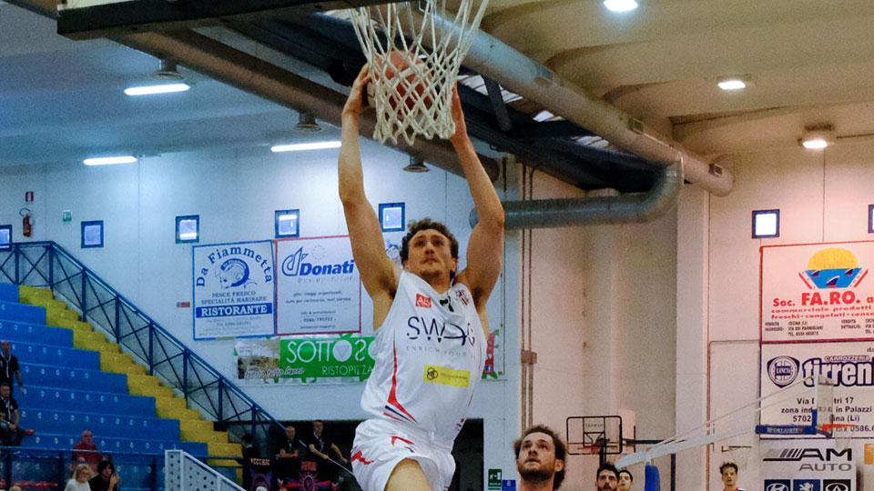 Lorenzo Turini in maglia bianca in azione