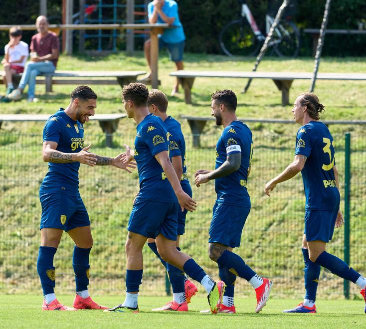 La gioia degli azzurri dopo il gol del raddoppio che è valsa la vittoria per 2-0 nell’amichevole contro lo Spezia di venerdì scorso (Foto Empoli Fc)