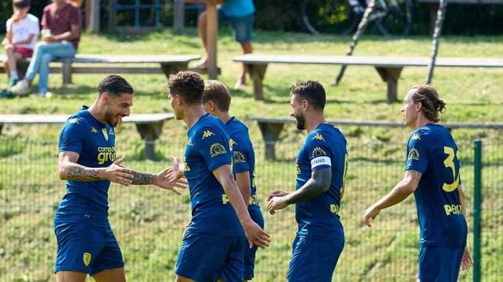La gioia degli azzurri dopo il gol del raddoppio che è valsa la vittoria per 2-0 nell’amichevole contro lo Spezia di venerdì scorso (Foto Empoli Fc)