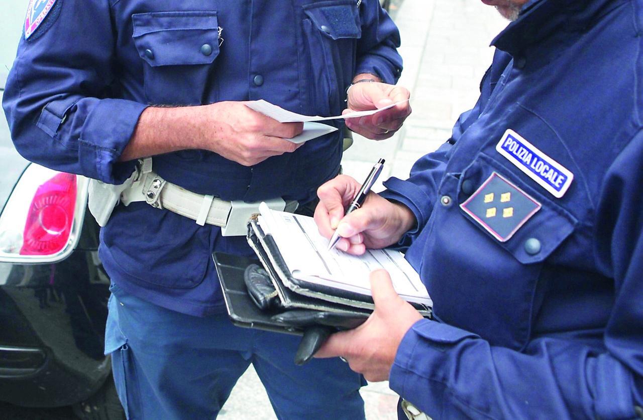 Polizia locale: «Otto milioni con le multe, a noi neanche i buoni pasto»