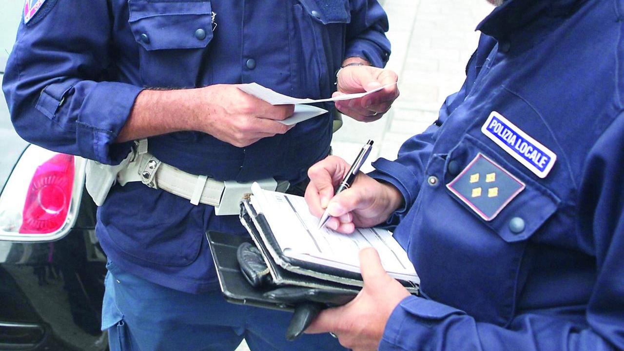 Polizia locale: «Otto milioni con le multe, a noi neanche i buoni pasto»