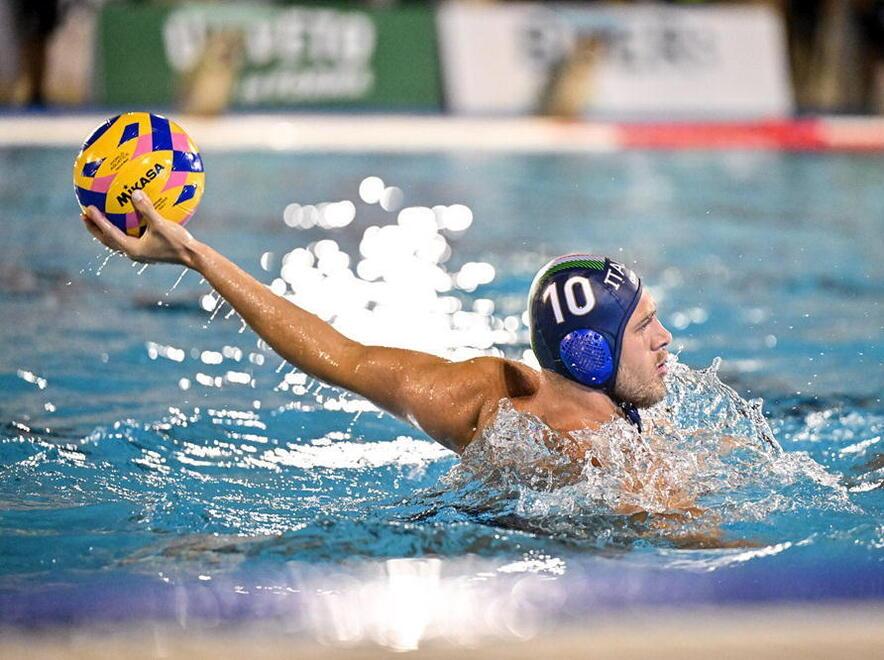 Lorenzo Bruni sarà il primo atleta pratese a scendere in acqua con la nazionale di pallanuoto oggi nelle qualificazioni contro gli Stati Uniti