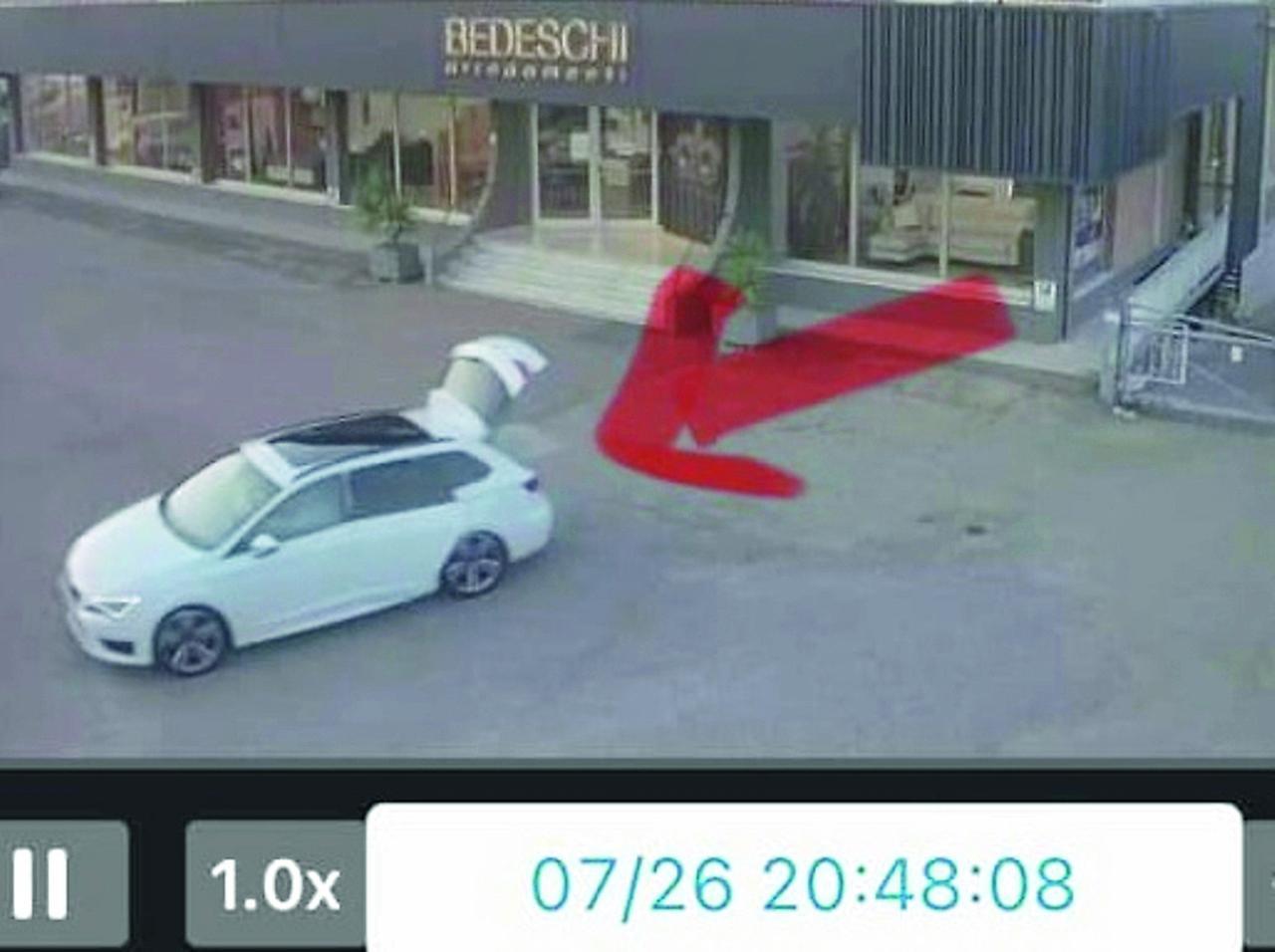 Assistono al furto dalle vacanze, ladri in fuga con fucili e gioielli