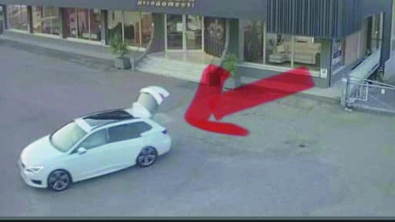 Assistono al furto dalle vacanze, ladri in fuga con fucili e gioielli