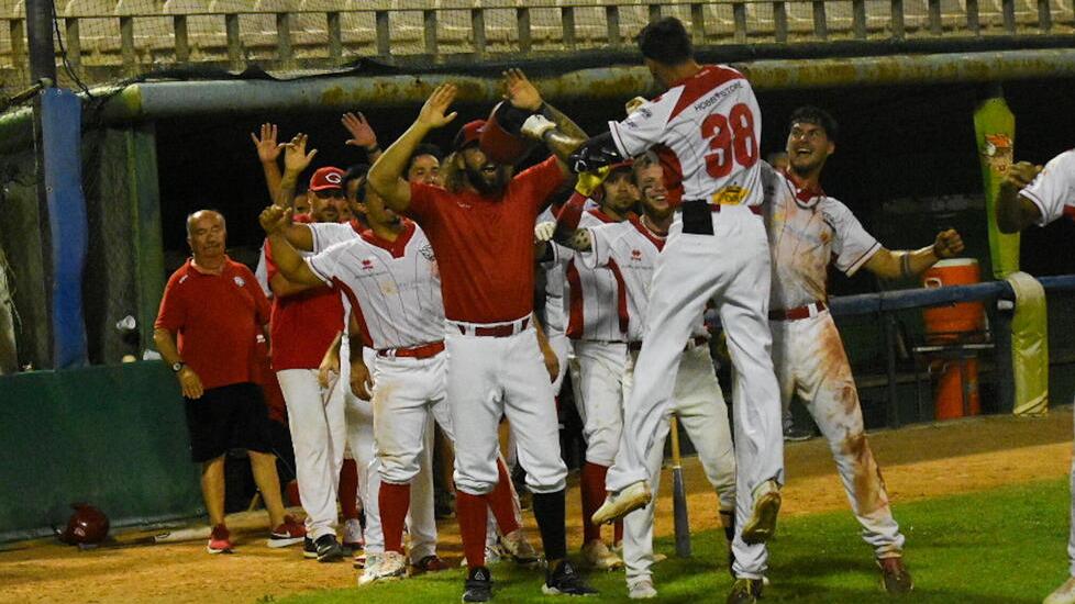 Giovanni Garbella festeggiato dopo il fuoricampo, sul monte di lancio il fratello Nicola Garbella e in battuta Jorge Barcelan (foto Agenzia Bf)