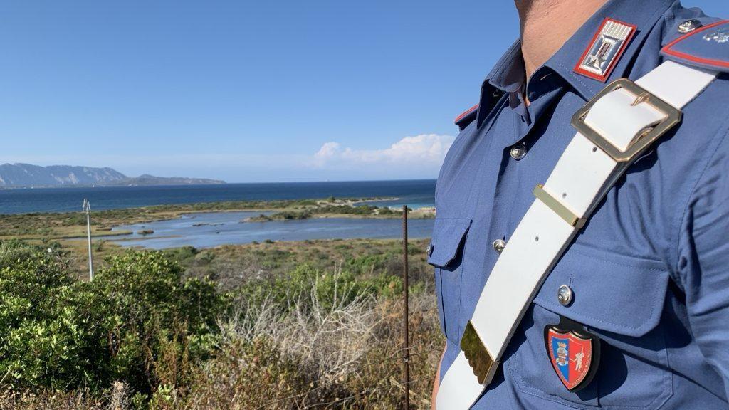Papà e tre figli toscani rischiano di annegare in Sardegna, salvati da due carabinieri