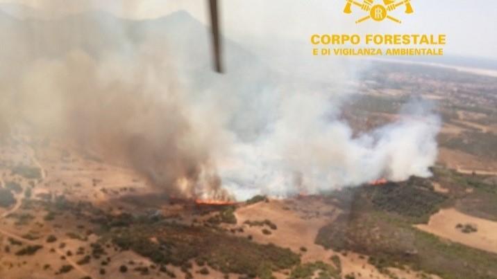 Giornata di roghi nell’isola, elicotteri e Canadair in azione a Bosa, Carbonia e Isili