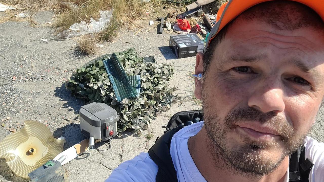 Livorno, Mr Green raccoglie rifiuti abbandonati in via Firenze e via dell’Artigianato