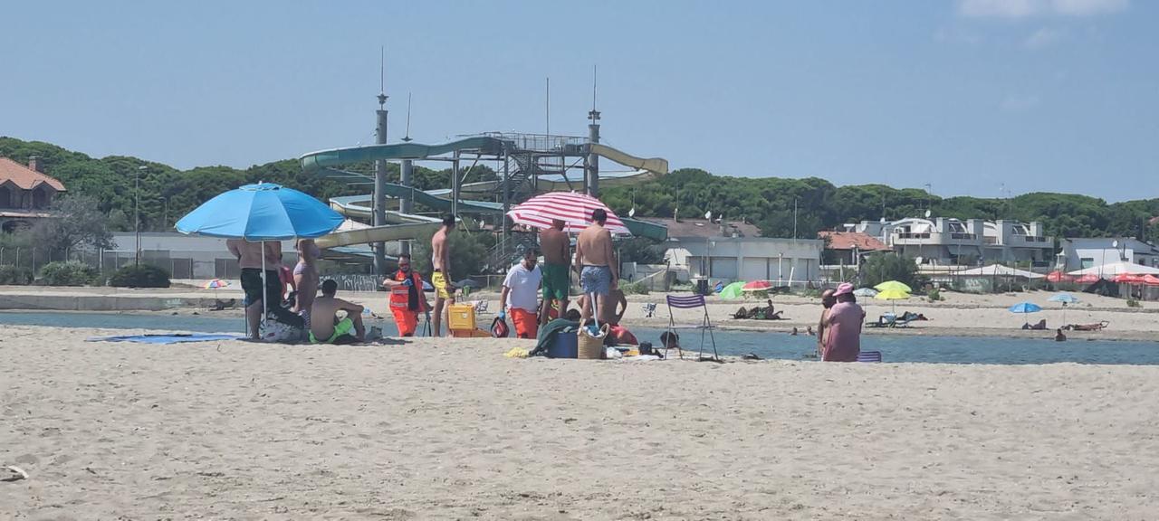 Lido Spina, si sente male: in spiaggia arriva l’elicottero