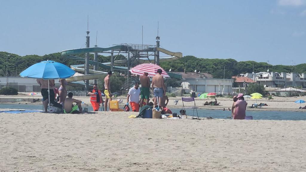 Lido Spina, si sente male: in spiaggia arriva l’elicottero