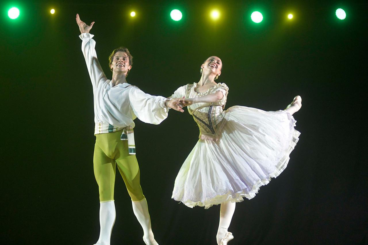 Olbia, tutto esaurito per “La Nuit des Étoiles”: la grande notte della danza ha riempito piazza Crispi