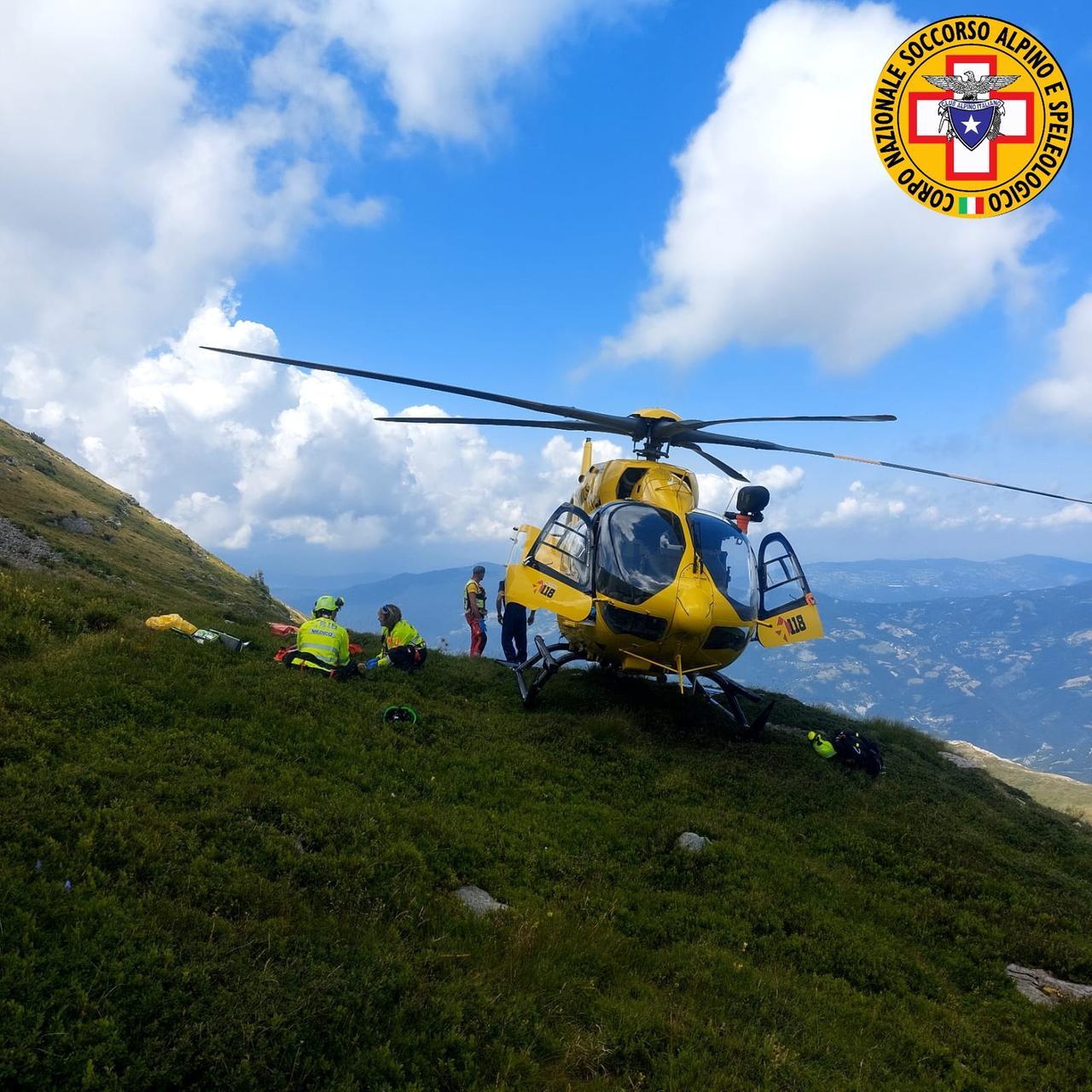 Avverte un malore mentre percorre un sentiero in Appennino: soccorso dall’elicottero