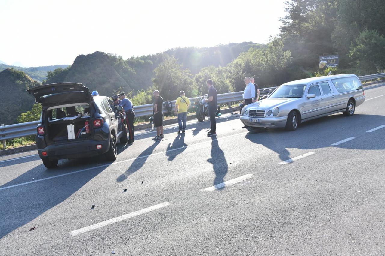 Muore in moto a 58 anni, tragedia in Garfagnana: chi è la vittima