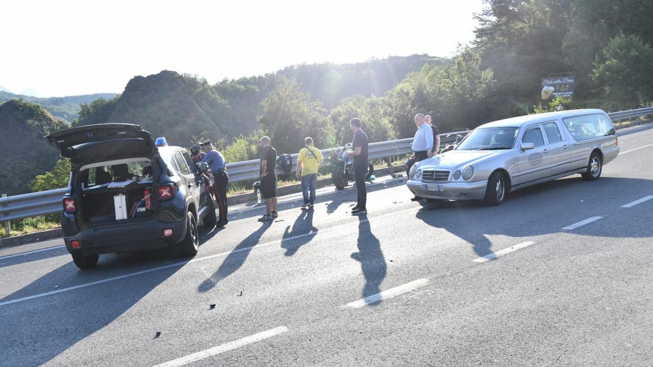 Muore in moto a 58 anni, tragedia in Garfagnana: chi è la vittima