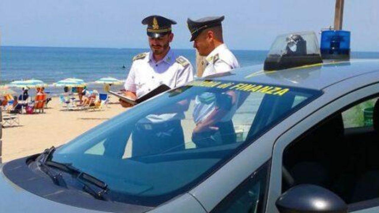 La guardia di finanza in spiaggia (Foto di repertorio)
