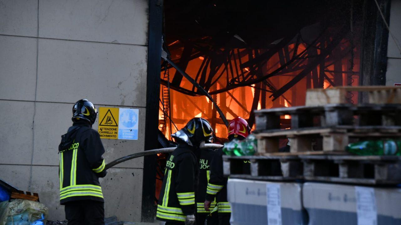 I vigili del fuoco in mezzo alle fiamme all'oleificio Stefanini (Foto Sernacchioli)