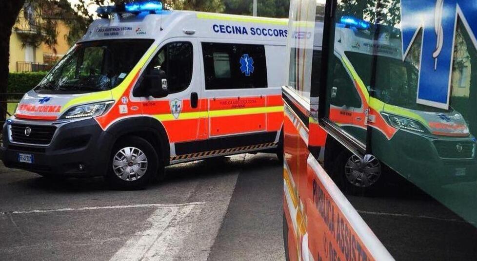 Qui sopra due mezzi della Pubblica Assistenza di Cecina  (Fotod’archivio)