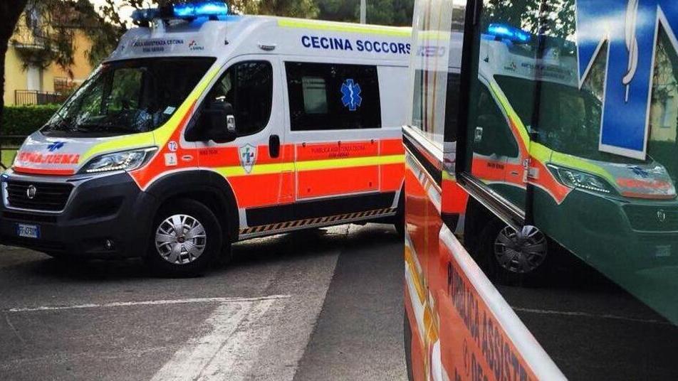Qui sopra due mezzi della Pubblica Assistenza di Cecina (Fotod’archivio)