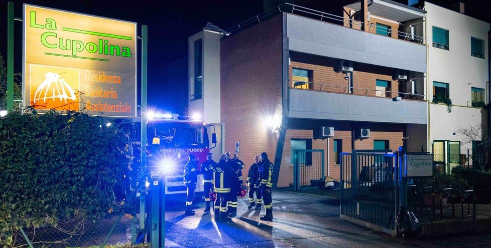 Nella foto l’intervento dei vigili del fuoco nell’incendio divampato lo scorso gennaio. Anche in quel caso il rogo era di presunta origine dolosa