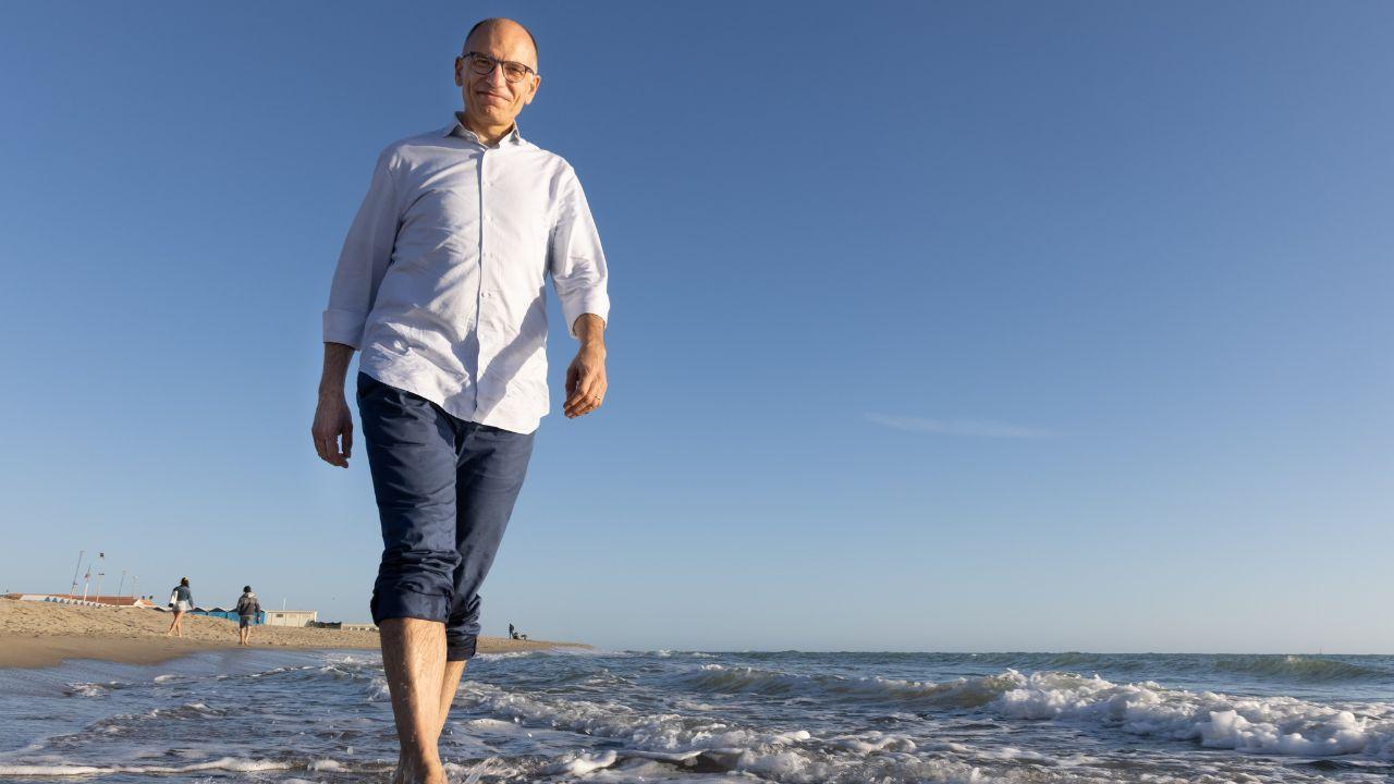 
	Enrico Letta passeggia sul mare del litorale pisano (foto Sestini)

