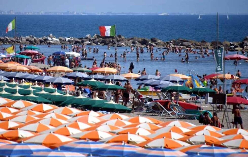 
	Uno scorcio del litorale apuano

