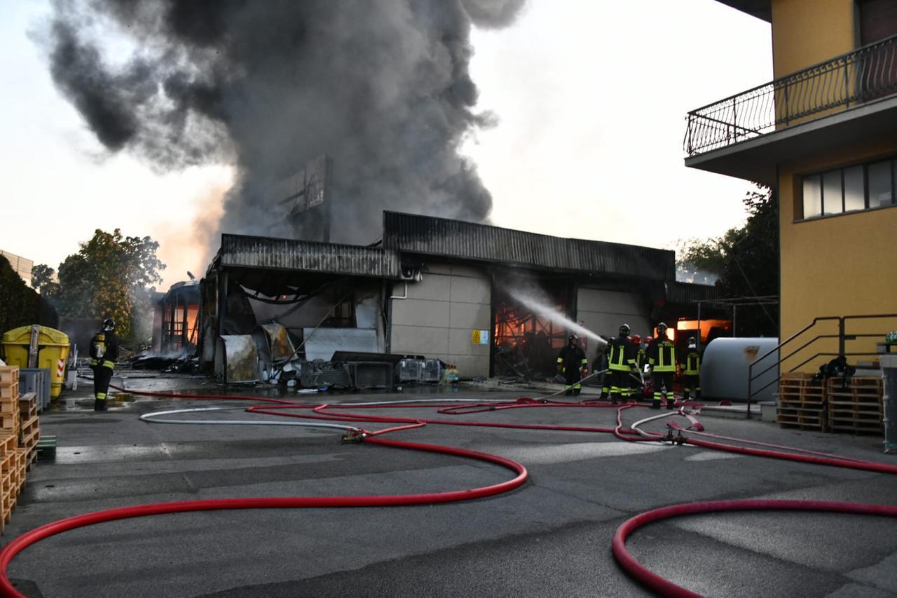 Incendio di Altopascio, ripristinata la linea ferroviaria e riaperta l’A11