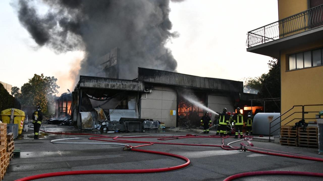 Incendio di Altopascio, ripristinata la linea ferroviaria e riaperta l’A11