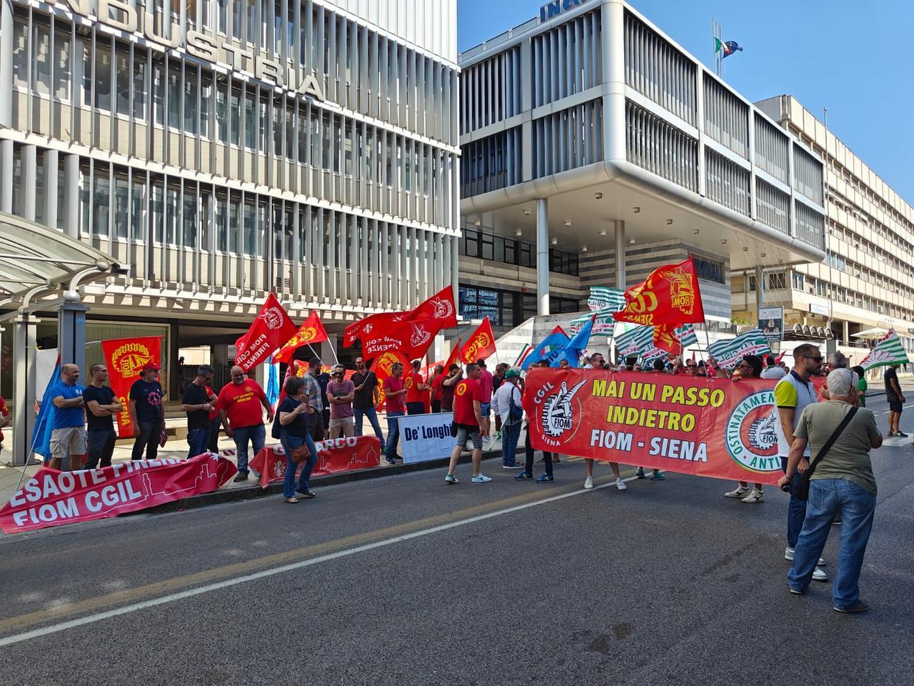 
	Il presidio di Cgil, Cisl e Uil davanti alla sede di Confindustria

