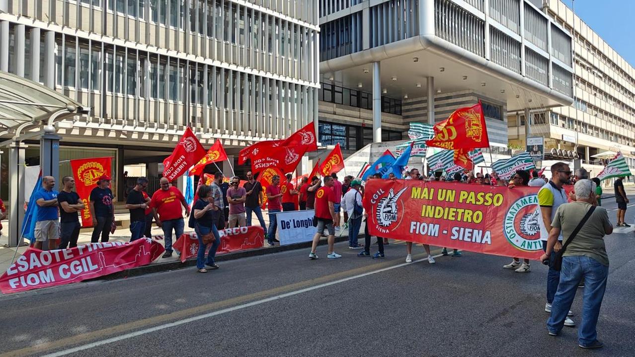 Il presidio di Cgil, Cisl e Uil davanti alla sede di Confindustria