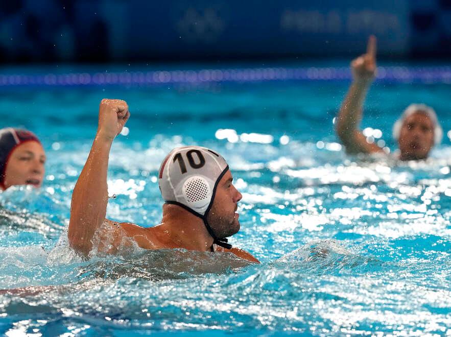 Lorenzo Bruni, centroboa della nazionale azzurra di pallanuoto alle Olimpiadi di Parigi, esulta dopo la rete segnata contro gli Stati Uniti