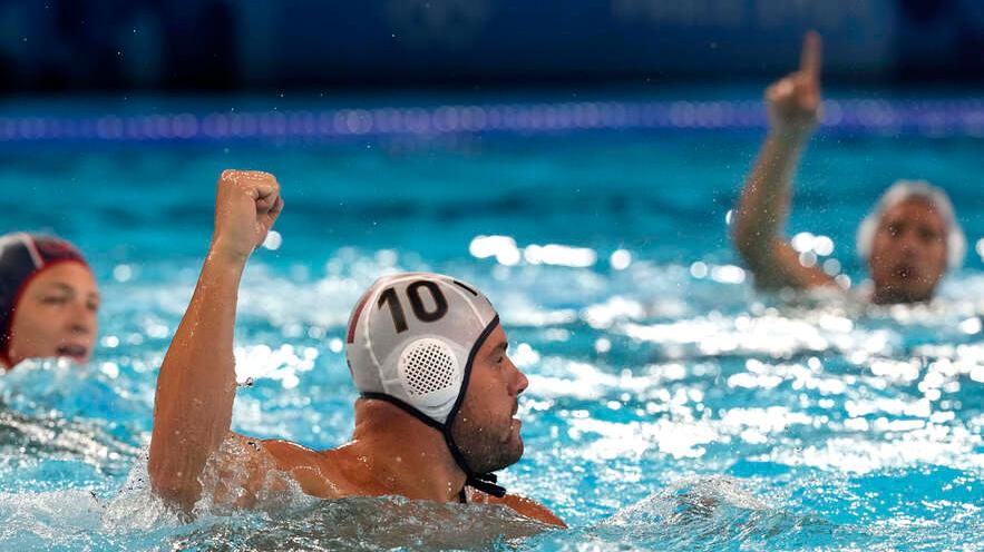 Lorenzo Bruni, centroboa della nazionale azzurra di pallanuoto alle Olimpiadi di Parigi, esulta dopo la rete segnata contro gli Stati Uniti