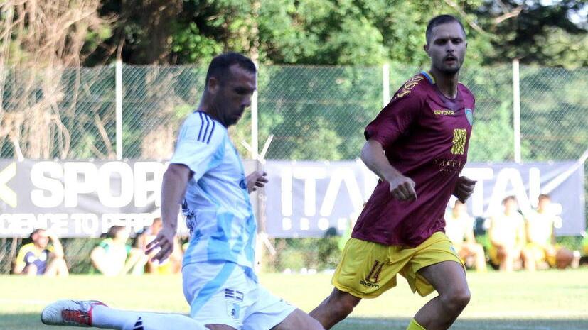 L'attaccante della Carrarese Finotto (in maglia amaranto)