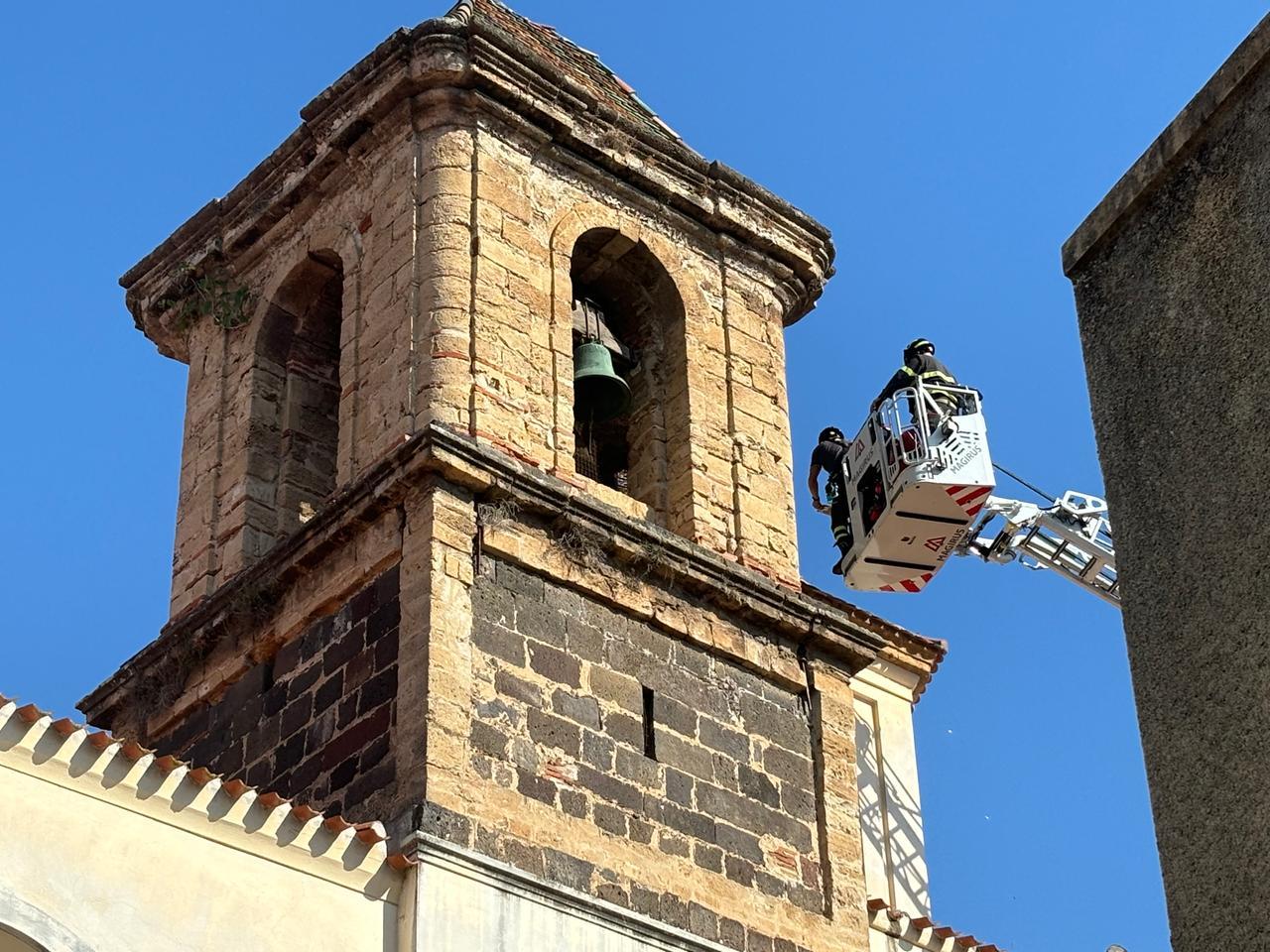 Oristano, crollano tegole dalla chiesa del Carmine: nessun ferito e nessun danno